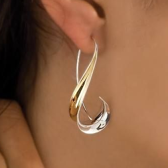 Elegant Gold Earring with Vintage Look