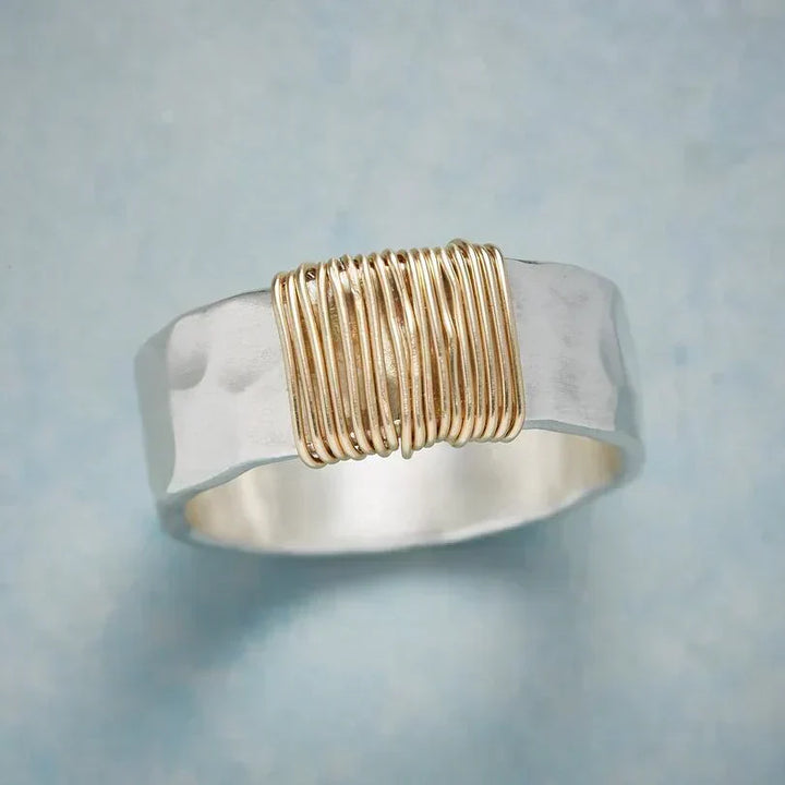 Elegant gold ring with refined wire structure