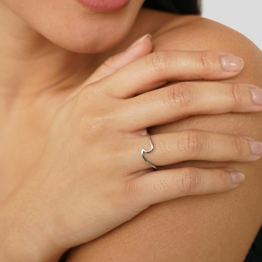 Elegant silver wave ring with refined lines