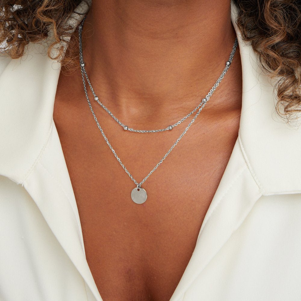 Elegant silver low-neckline necklace with refined links