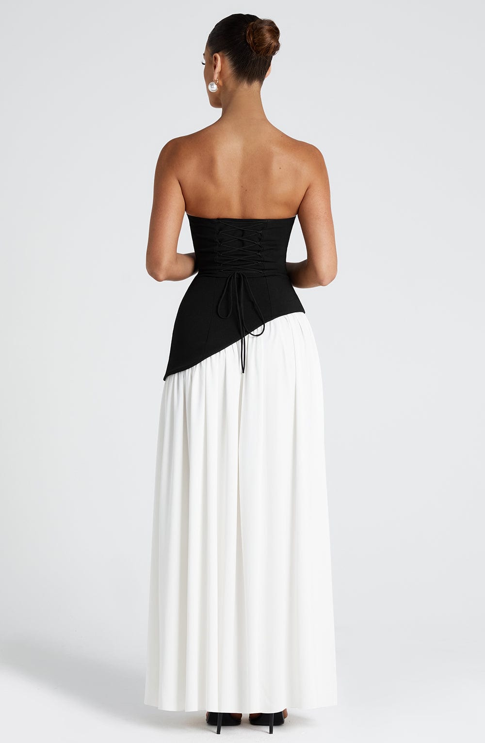 Off-the-shoulder elegant maxi dress with pleated skirt and thigh slit