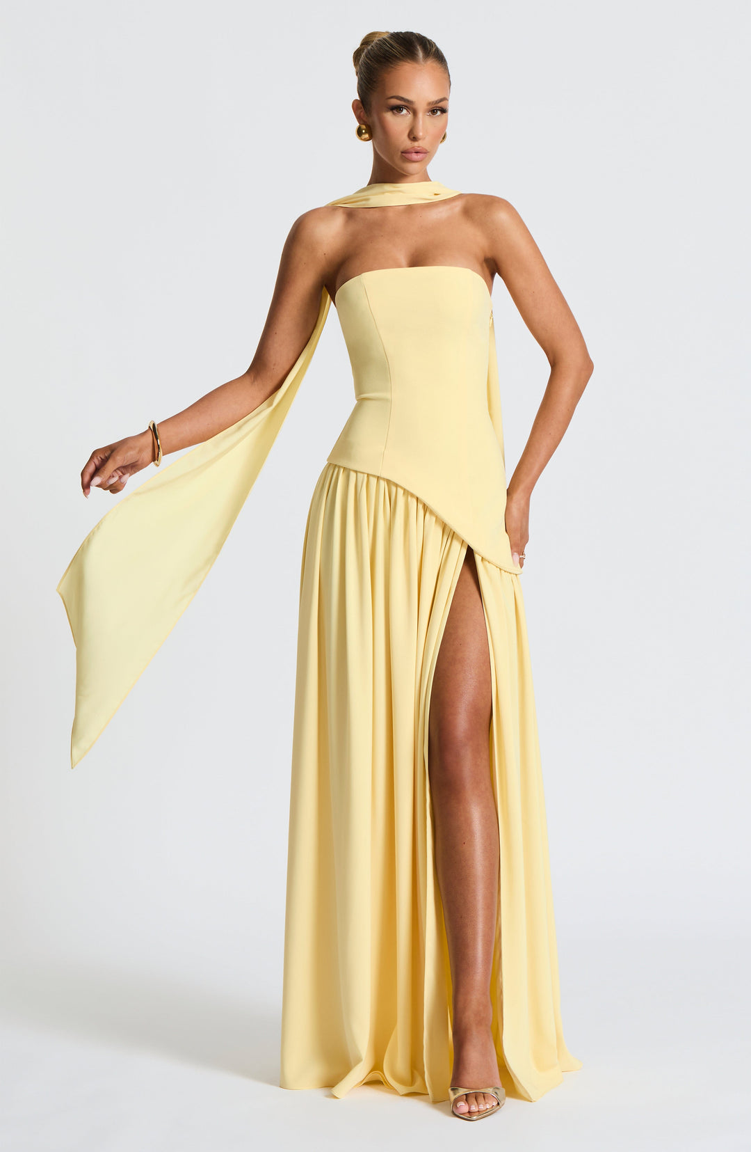 Off-the-shoulder elegant maxi dress with pleated skirt and thigh slit