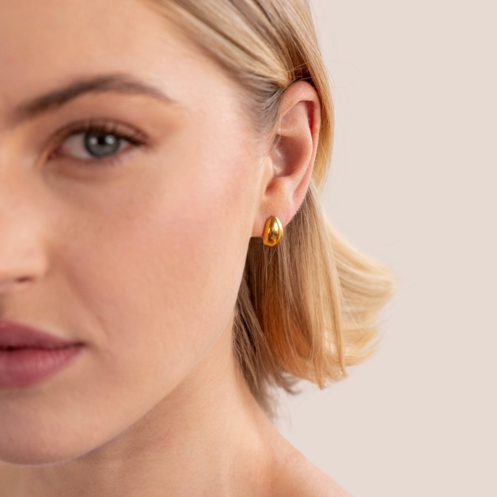 Elegant gold earrings with a refined curve