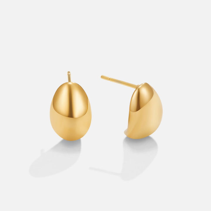 Elegant gold earrings with a refined curve