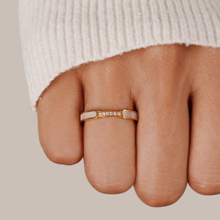 Simple pearl ring with delicate crystals