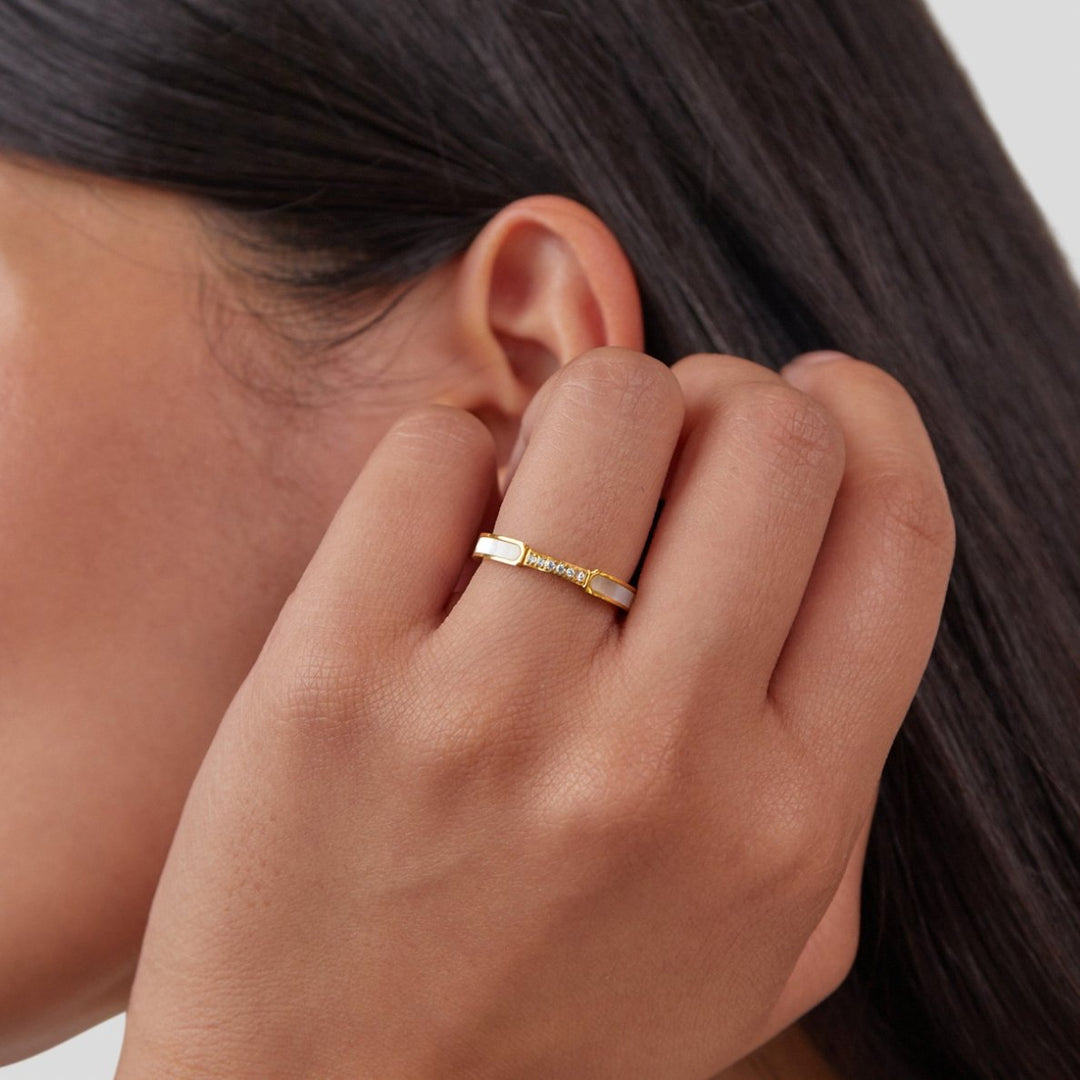 Harmonious pearl ring with subtle crystals