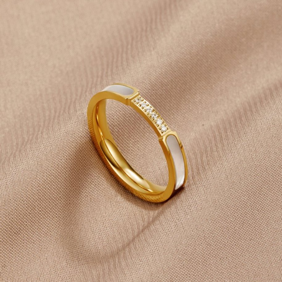 Simple pearl ring with delicate crystals