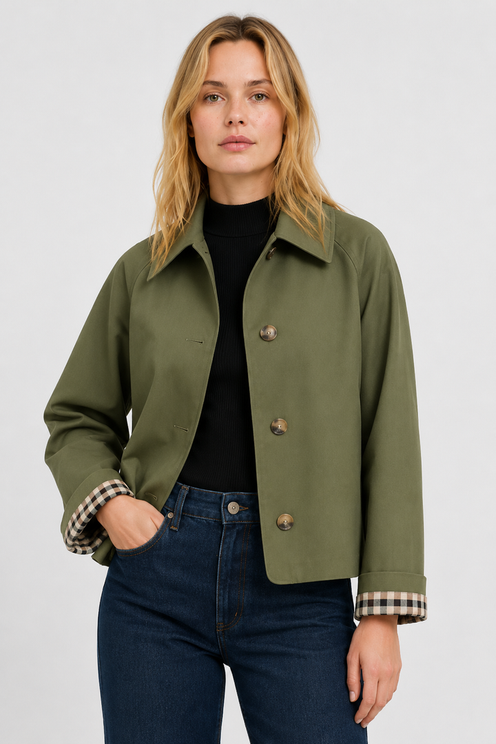 Lightweight women's jacket with a relaxed fit and gingham lining.