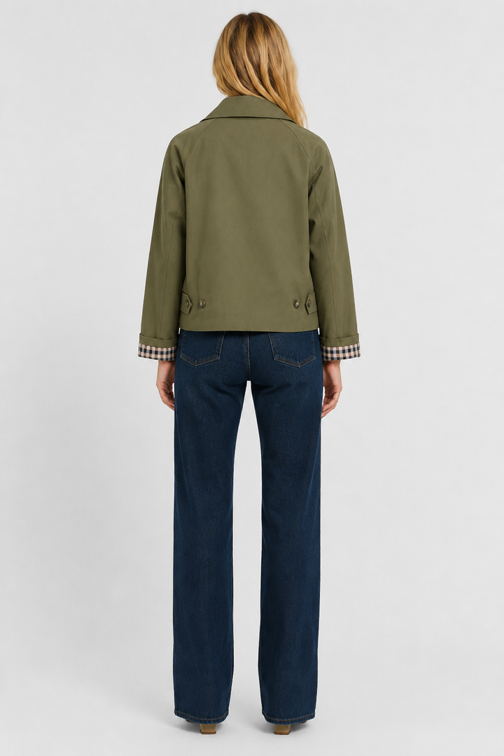 Lightweight women's jacket with a relaxed fit and gingham lining.