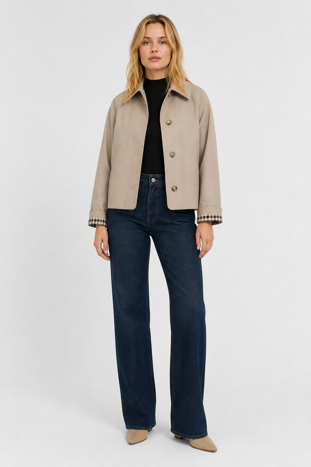 Lightweight women's jacket with a relaxed fit and gingham lining.