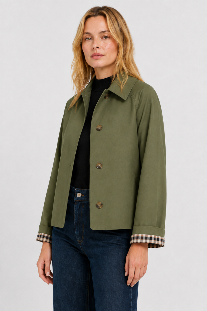 Lightweight women's jacket with a relaxed fit and gingham lining.