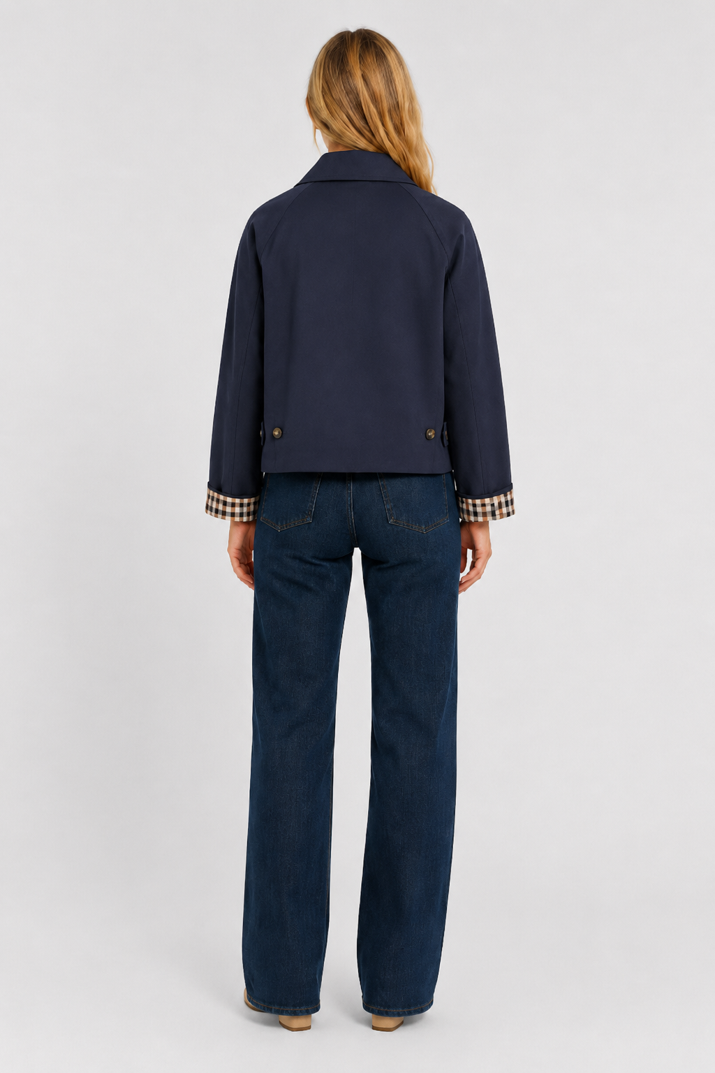 Lightweight women's jacket with a relaxed fit and gingham lining.