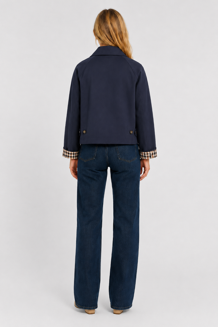 Lightweight women's jacket with a relaxed fit and gingham lining.