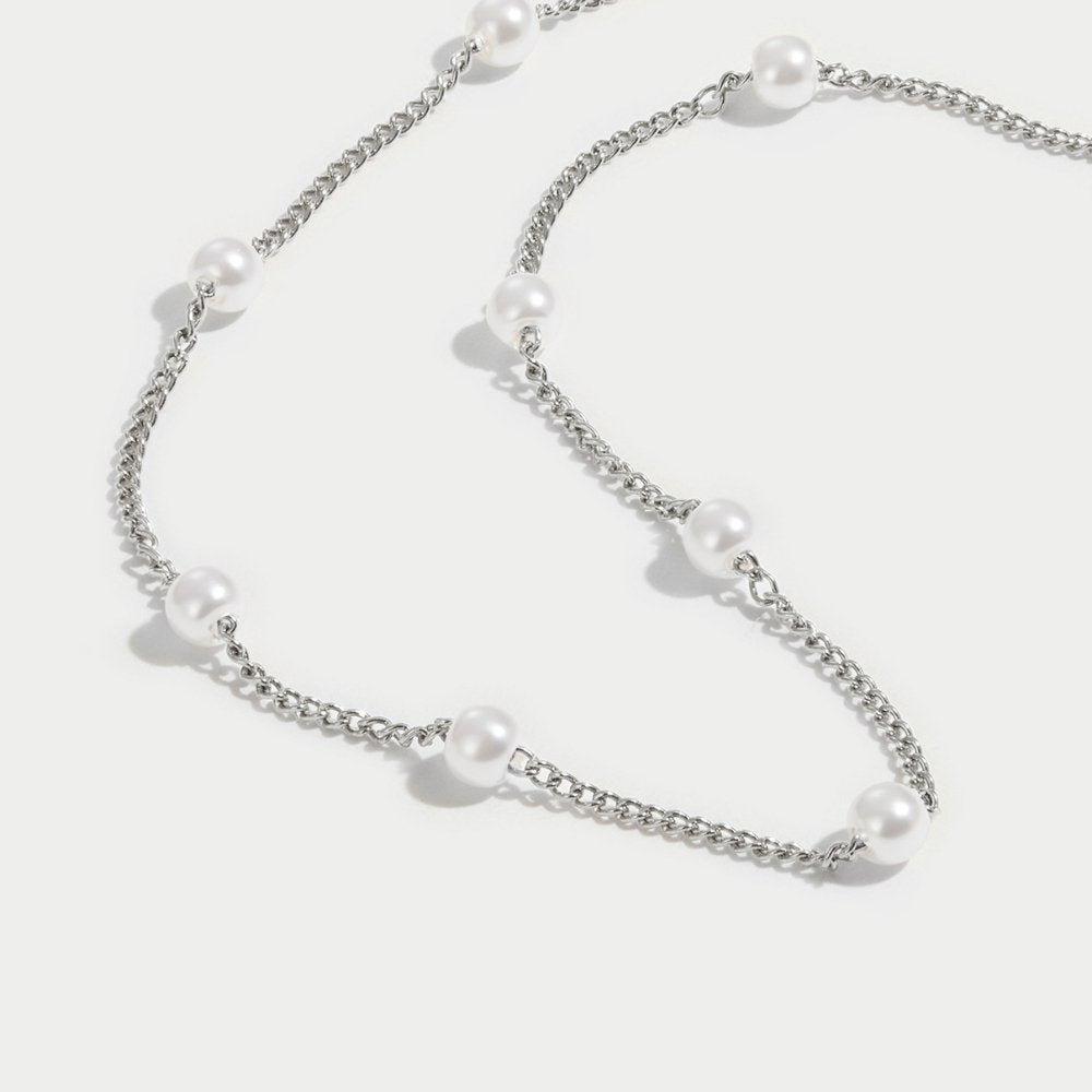 Elegant silver necklace with pearl and refined details