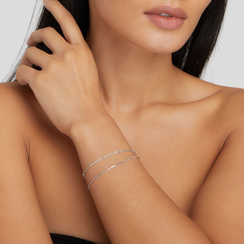 Elegant silver link bracelet with refined details