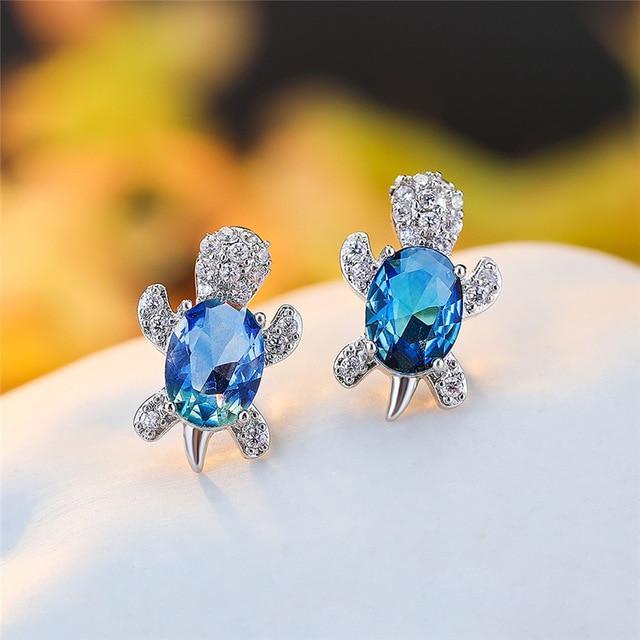 Elegant silver earrings with cubic zirconia and seaweed design