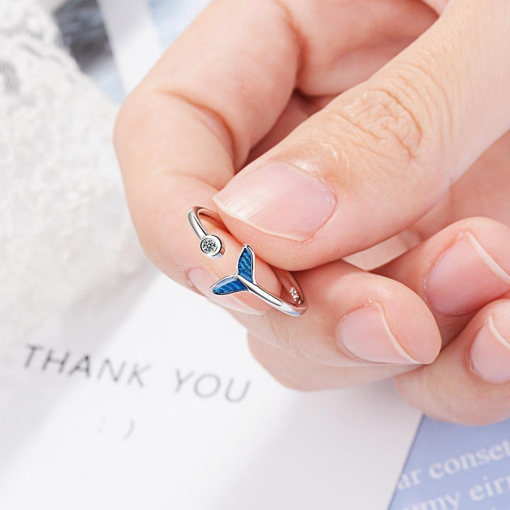 Silver ring with cubic zirconia and elegant wave shape