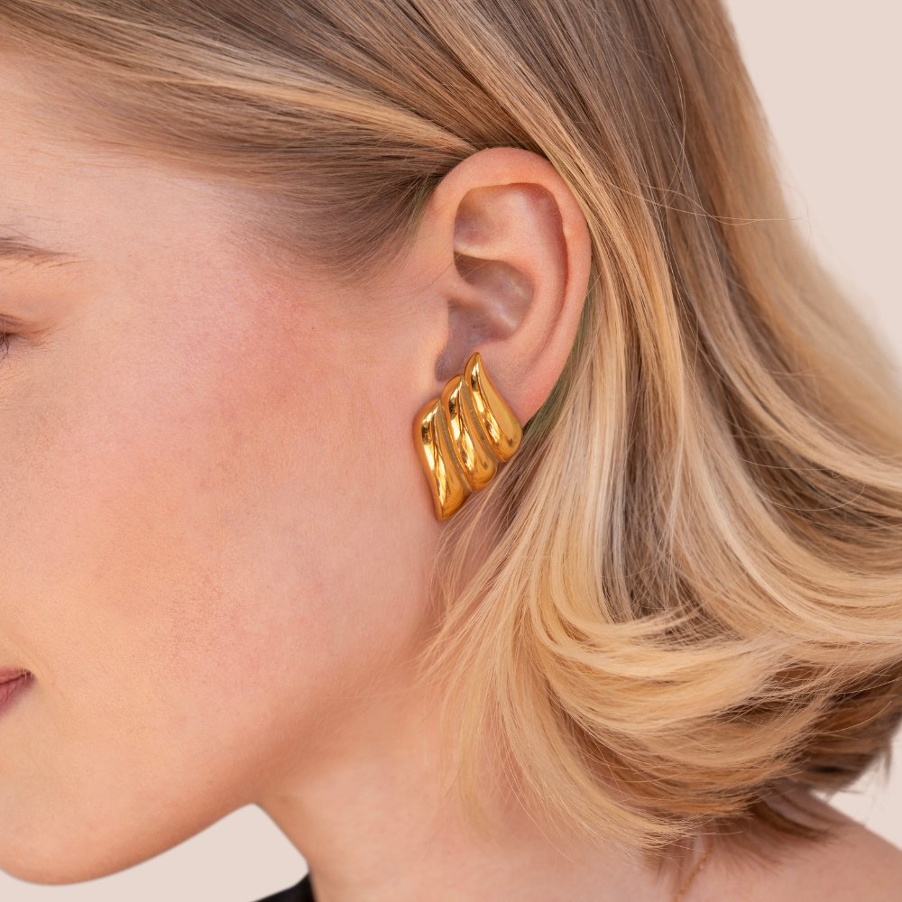 Elegant gold earrings with refined round shapes