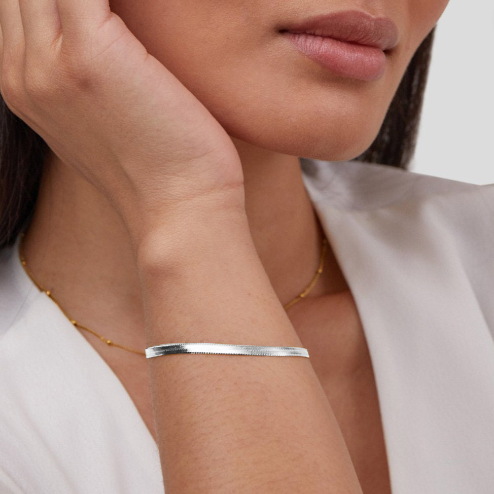 Elegant silver bracelet with snake motif
