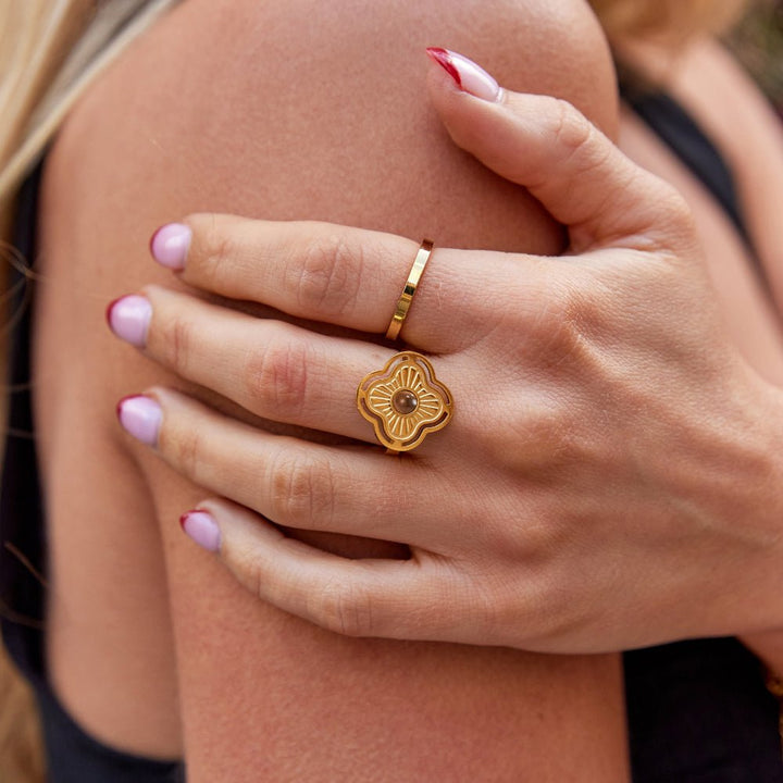 Silver ring with tiger's eye and delicate flower motifs
