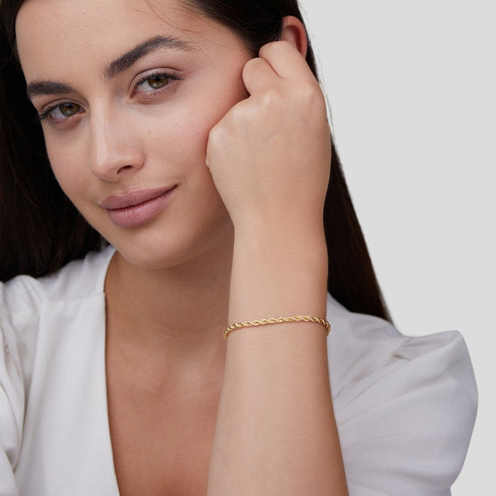 Elegant gold bracelet with refined twist