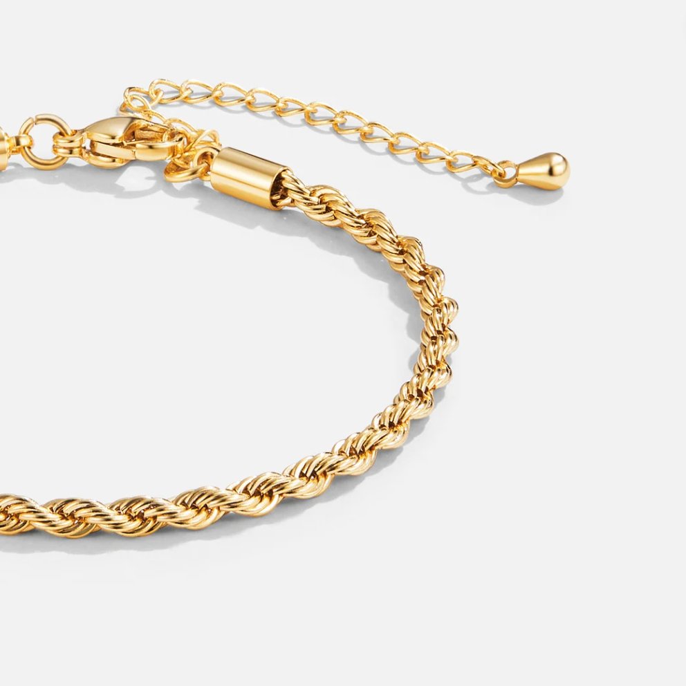 Elegant gold bracelet with refined twist