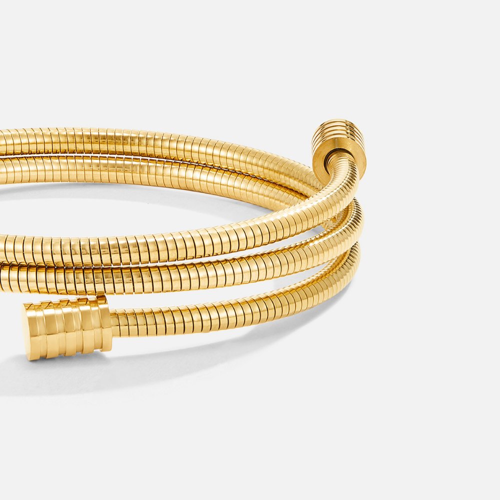 Elegant gold bracelet with refined twist