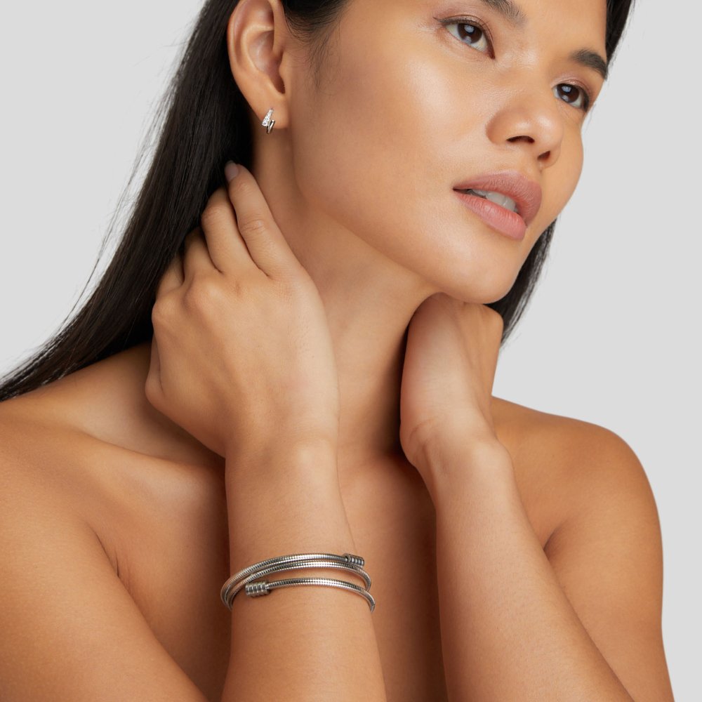 Refined silver bracelet with a subtle twist