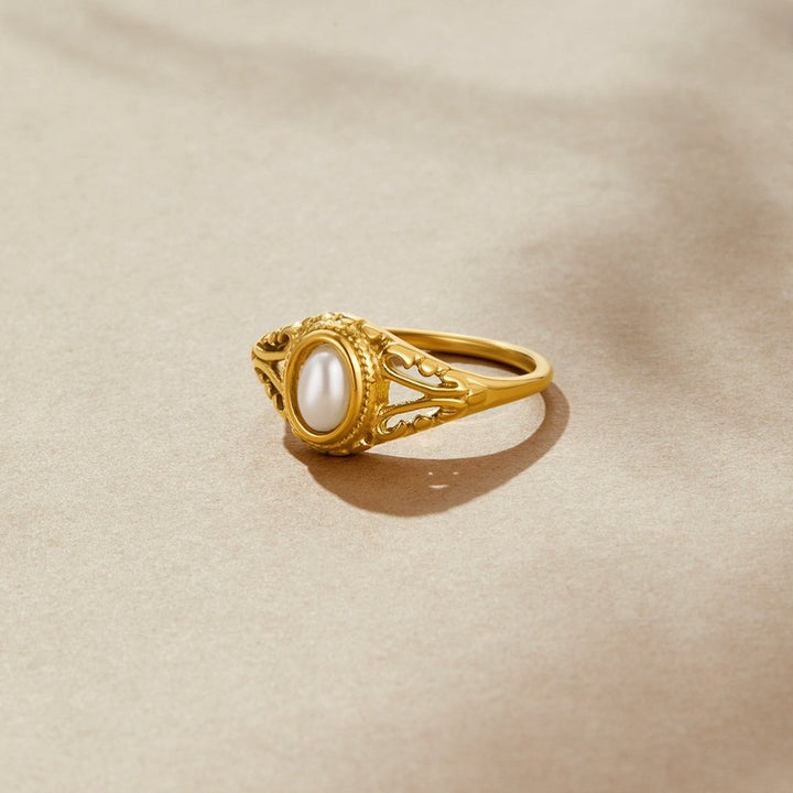 Elegant pearl ring in antique silver