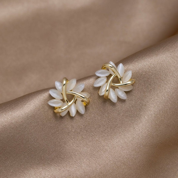 Elegant gold earrings with flower motif