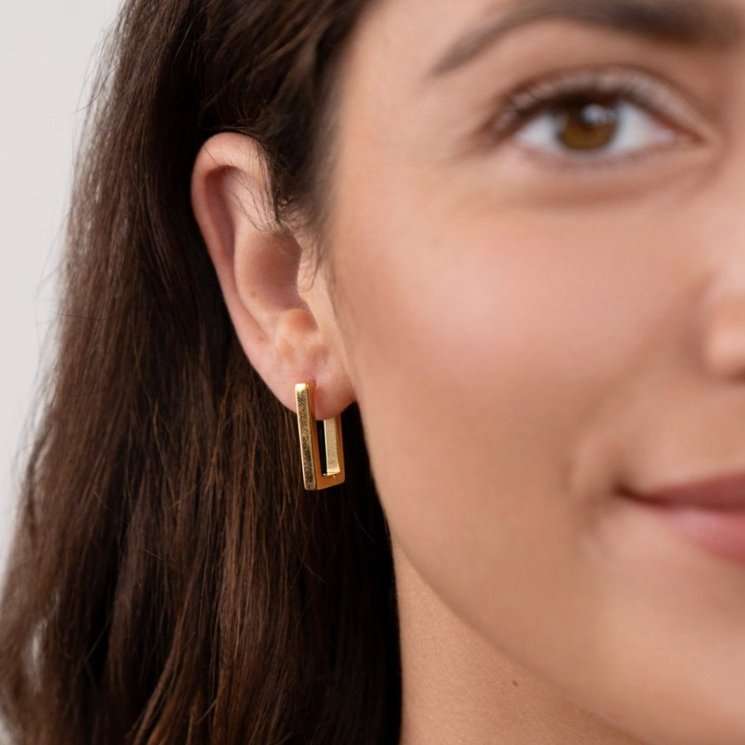 Elegant gold earrings with flower motif