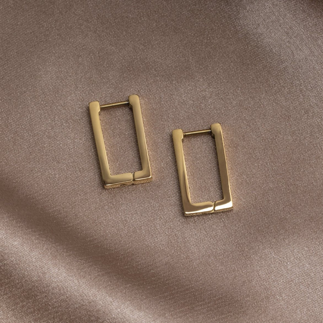 Elegant gold earrings with flower motif